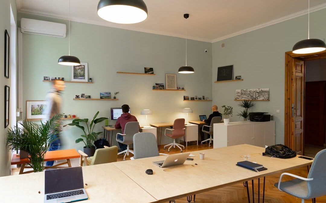 Cómo maximizar el espacio en oficinas pequeñas: consejos de diseño